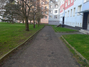 Město opravuje chodníky na Lochotíně, vycházelo i z tipů od obyvatel