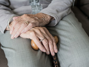 Čerstvě propuštěný recidivista opakovaně okradl třiaosmdesátiletou seniorku. Myslela, že jí chce pomoci