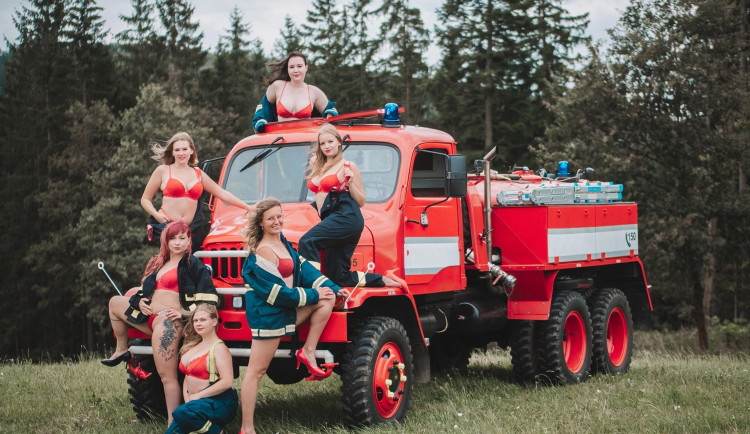 Hasičky sklízí úspěchy na tratích i se žhavým kalendářem. Z jeho prodeje nakoupí nové vybavení