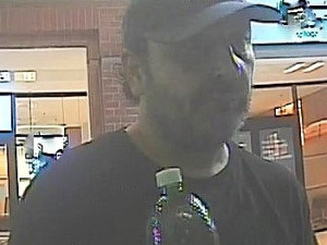 Z bankomatu muž sebral 36 000 korun, které tam po výběru zapomněl jejich majitel. Po zloději teď pátrá policie