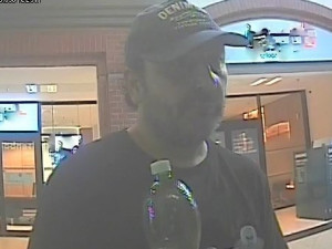 Z bankomatu muž sebral 36 000 korun, které tam po výběru zapomněl jejich majitel. Po zloději teď pátrá policie