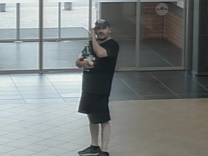 Z bankomatu muž sebral 36 000 korun, které tam po výběru zapomněl jejich majitel. Po zloději teď pátrá policie