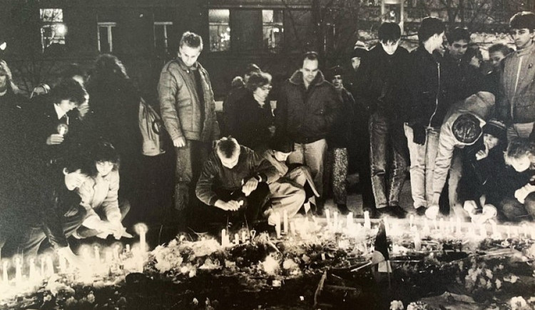 Fotografie zachycuje sametovou revoluci v listopadu 1989, která už běžela na plné obrátky
