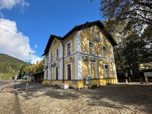 Nádraží Špičák. Portál tunel je hned v jeho zadní části