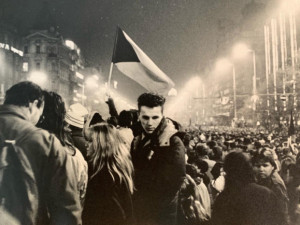 FOTO: V mrazivém listopadu roku 1989 se začal hroutit komunistický režim, až se nakonec celý zhroutil