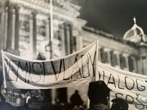 FOTO: V mrazivém listopadu roku 1989 se začal hroutit komunistický režim, až se nakonec celý zhroutil