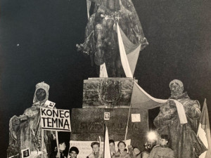 FOTO: V mrazivém listopadu roku 1989 se začal hroutit komunistický režim, až se nakonec celý zhroutil