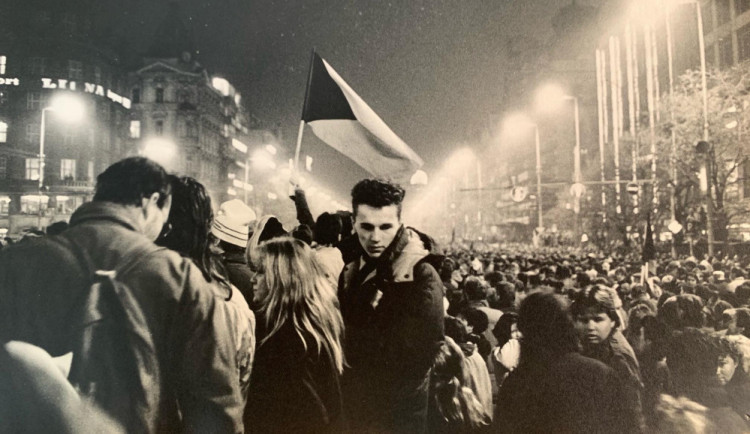 V mrazivém listopadu roku 1989 se začal hroutit komunistický režim, až se nakonec celý zhroutil