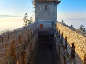 Západní věž už má novou střechu