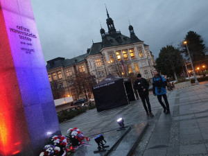 Plzeň si připomněla pád totalitního režimu. V ulicích byly výstavy, projekce i lepením plakátů stejně jako v roce 1989