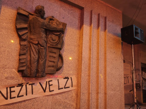 Plzeň si připomněla pád totalitního režimu. V ulicích byly výstavy, projekce i lepením plakátů stejně jako v roce 1989