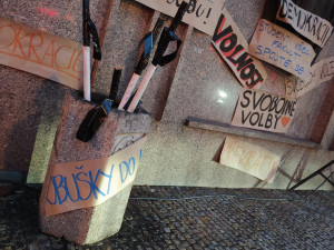 Plzeň si připomněla pád totalitního režimu. V ulicích byly výstavy, projekce i lepením plakátů stejně jako v roce 1989