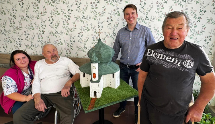 Starosta Železné Rudy s dvojici šikovných seniorů