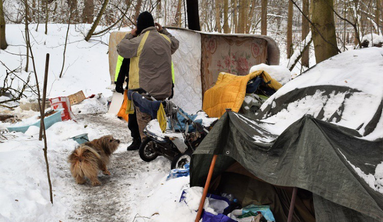 Města a charity chystají na zimu pomoc pro lidi bez domova, využít mohou nocležny i teplé spacáky