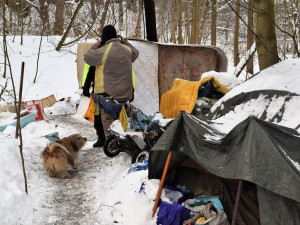 Města a charity chystají na zimu pomoc pro lidi bez domova, využít mohou nocležny i teplé spacáky