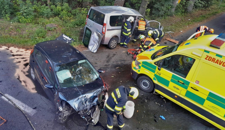 Dva lidé nepřežili nehodu na hlavním tahu z Plzně na Karlovy Vary, provoz stojí