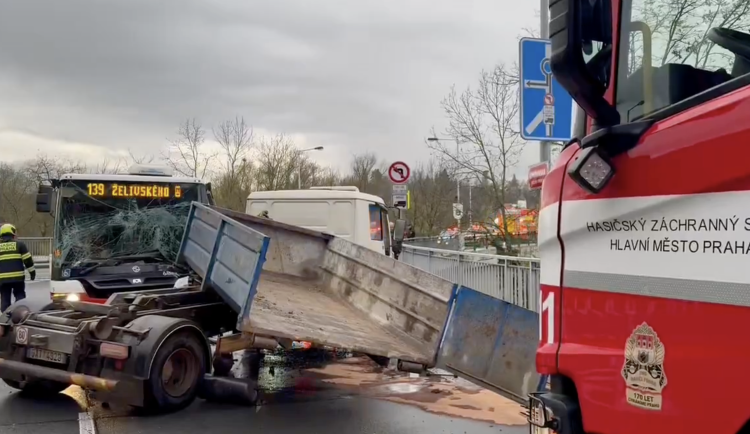 VIDEO: Ve Zbraslavi se srazil náklaďák s autobusem MHD, zranili se dva lidé