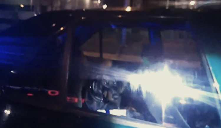 Dobrman dělal z auta na policisty psí oči, když kontrolovali opilého řidiče vozidla. Zvíře motoristovi nepatřilo