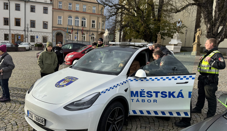 Táborští strážníci mají jako první v Česku služební Teslu Y. Při nákupu rozhodl poměr cena výkon