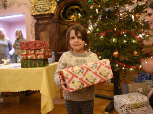 Populární sbírka Krabice od bot už je v plném proudu. Udělá vánoční radost dětem v nouzi