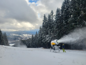 Šumavský Ski&Bike Špičák poprvé rozjel sněžná děla. Technický sníh pokrývá čerstvě napadaný přírodní podklad