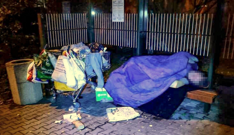 Bezdomovec si zamiloval zastávky MHD. Opakovaně je obsazuje i s veškerým majetkem a pořádně je zaneřádí
