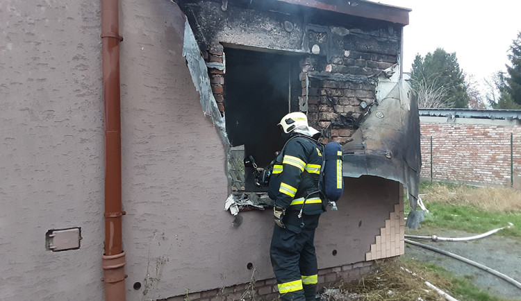 Plameny zničily část rodinného domu v Olomouci. S požárem bojovaly čtyři jednotky hasičů