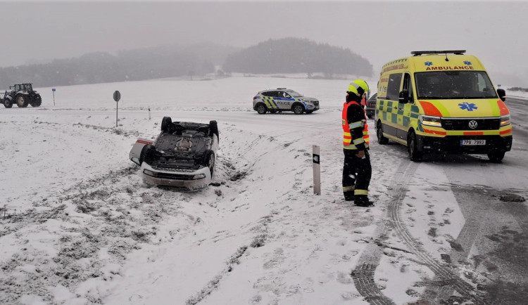 Sníh, vítr a místy námraza komplikují dopravu v Plzeňském kraji. Havaroval i autobus, jinde uvízly kamiony