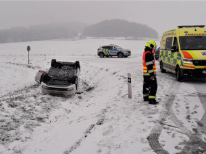 Sníh, vítr a místy námraza komplikují dopravu v Plzeňském kraji. Havaroval i autobus, jinde uvízly kamiony