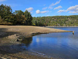 Takto vypadala snížená hladina vody v přehradě