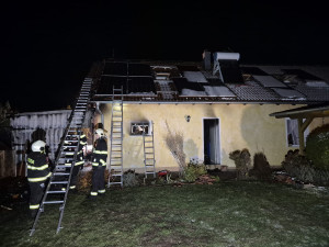 VIDEO: Hasiči bojovali s rozsáhlým požárem garáže a části rodinného domu, škoda překročí milion korun