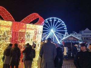 FOTO: Hned první den lidé vzali doslova útokem největší adventní trhy v Česku. Nejvíce zaujal zářící fotopoint a trdelník