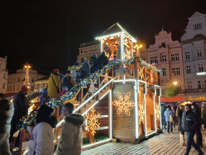 Hned první den lidé vzali doslova útokem největší adventní trhy v Česku. Nejvíce zaujal zářící fotopoint a trdelník