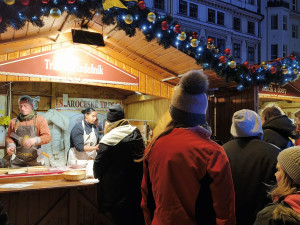 Hned první den lidé vzali doslova útokem největší adventní trhy v Česku. Nejvíce zaujal zářící fotopoint a trdelník