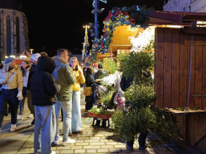Hned první den lidé vzali doslova útokem největší adventní trhy v Česku. Nejvíce zaujal zářící fotopoint a trdelník