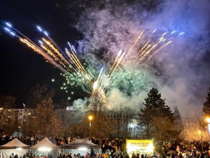 Rozsvícení stromů na Jedničce letos doplní živá hudba i tichý ohňostroj. Park Krašovská přivítá ohnivou show