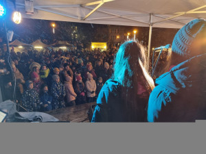 Rozsvícení stromů na Jedničce letos doplní živá hudba i tichý ohňostroj. Děti se dozví výsledky výtvarné soutěže