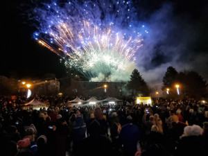 Rozsvícení stromů na Jedničce letos doplní živá hudba i tichý ohňostroj. Děti se dozví výsledky výtvarné soutěže