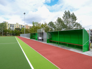 Plzeň má nové hřiště pro tréninky, zápasy a turnaje v pozemním hokeji. Cvičí na něm také atleti a děti ze ZŠ