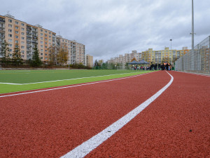 Plzeň má nové hřiště pro tréninky, zápasy a turnaje v pozemním hokeji. Cvičí na něm také atleti a děti ze ZŠ
