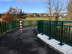 Lávka přes Úhlavu v plzeňském Hradišti je opět průjezdná. Užívají si ji cyklisté i pěší