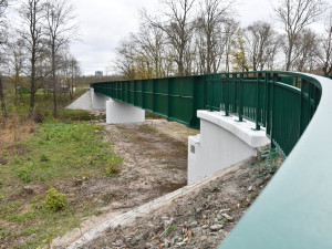 Lávka přes Úhlavu v plzeňském Hradišti je opět průjezdná. Užívají si ji cyklisté i pěší