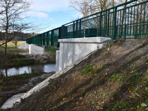 Lávka přes Úhlavu v plzeňském Hradišti je opět průjezdná. Užívají si ji cyklisté i pěší