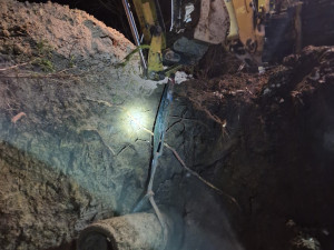 Pes uvízl v klikatém drenážním potrubí, vyprostili ho hasiči a místní bagrista