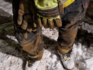 Pes uvízl v klikatém drenážním potrubí, vyprostili ho hasiči a místní bagrista