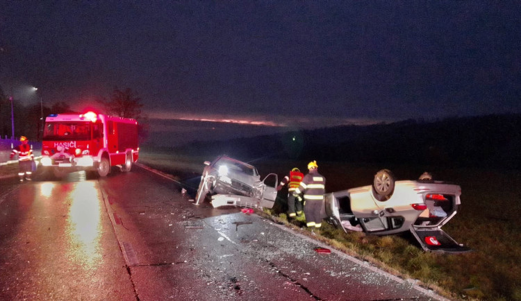 Při hromadném střetu tří vozidel se zranili tři lidé. Jedno auto skončilo převrácené na střechu, další na boku