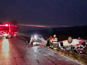 Při hromadném střetu tří vozidel se zranili tři lidé. Jedno auto skončilo převrácené na střechu, další na boku