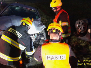 Při hromadném střetu tří vozidel se zranili tři lidé. Jedno auto skončilo převrácené na střechu, další na boku