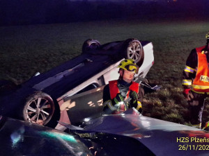 Při hromadném střetu tří vozidel se zranili tři lidé. Jedno auto skončilo převrácené na střechu, další na boku