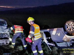 Při hromadném střetu tří vozidel se zranili tři lidé. Jedno auto skončilo převrácené na střechu, další na boku